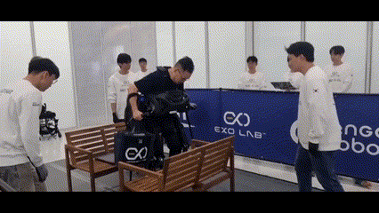 김승환 연구원이 '기차 객실' 미션을 수행하고 있다. /사진=박건희 기자