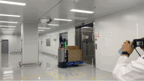 코스맥스 광저우 밍주공장에서 무인자동화설비가 완성된 제품을 나르는 모습. 저장된 경로를 따라 엘리베이터에 짐을 싣거나 내리는 작업이 반복 진행됐다./사진=우경희 기자