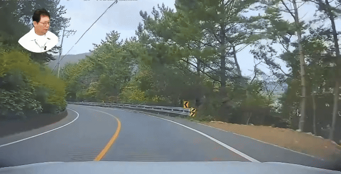 왕복 2차선 커브 길에서 대형 버스가 역주행하며 달려와 사고가 날 뻔했다는 사연이 전해졌다./영상=한문철 TV