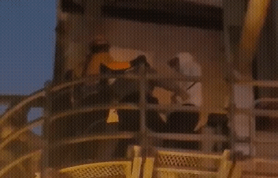 지난 16일 서울 반포대교 난간에 올라섰던 20대 남성이 경찰 위기협상요원의 설득으로 20분만에 구조됐다. /사진제공=서초경찰서