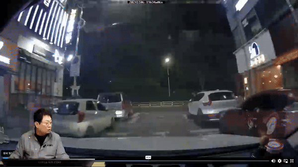 남학생 두 명이 전동킥보드를 타고 일방통행 도로를 역주행하다 차와 부딪히는 사고가 발생했다. 학생 학부모는 잘못을 차주에게 떠넘기고 있다. /영상=유튜브 채널 '한문철TV' 