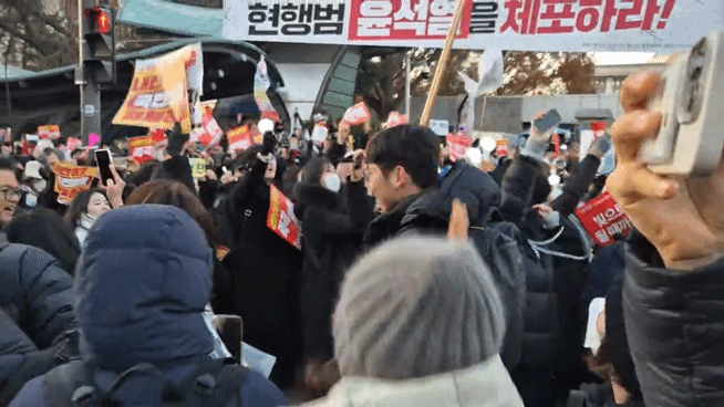 윤석열 대통령에 대한 탄핵소추안이 가결되자 국회 앞 시민들이 환호하는 모습. / 사진=박진호 기자