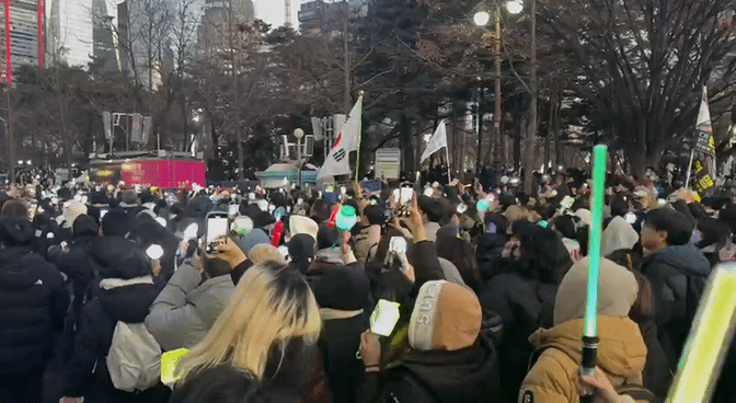 윤석열 대통령에 대한 탄핵소추안이 가결되자 국회 앞 시민들이 환호하는 모습. / 사진=박진호 기자