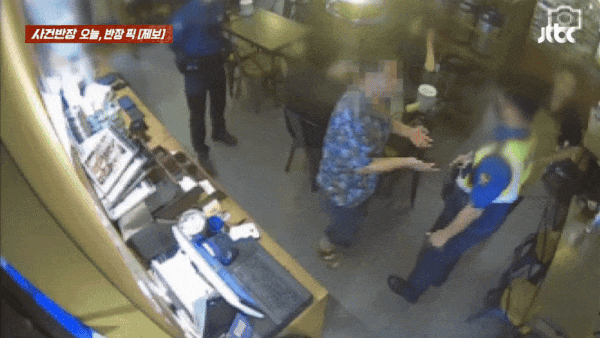 60대 남성이 술집에서 여성 손님들을 성희롱하다가 경찰까지 폭행해 현행범 체포됐다./사진=사건반장 캡처