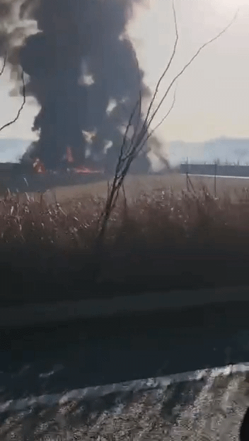 29일 오전 9시쯤 전남 무안국제공항에서 비상착륙한 항공기가 불에 타고 있다. 사고 항공기는 제주항공 7C2216편 항공기 B737-800으로, 승객 175명과 승무원 6명 등 총 181명이 타고 있었다./사진제공=독자