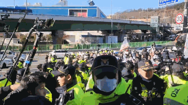 31일 오전 11시15분쯤 윤석열 대통령 지지자들이 서울 용산구 대통령 관저를 향해 오르다 이를 저지하는 경찰과 한때 대치하는 상황이 빚어졌다. /영상=송정현 기자