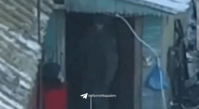 북한군 추정 인물이 주민을 집에서 내쫓고 은신처로 사용하고 있다며 우크라이나 측에서 공개한 영상/사진=인폼네팜 갈무리