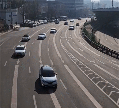 윤석열 대통령이 체포된지 이틀이 지난 17일 오전 한남대로 일대 모습. 10개 차선이 모두 정상적으로 운영되고 있다./영상=송정현 기자