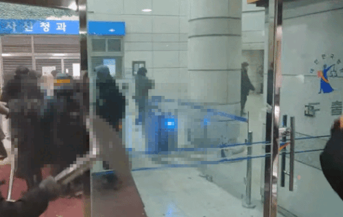 윤석열 대통령에 대한 구속영장이 발부되자 지지자들이 법원에 침입하고 있다. /사진=온라인 커뮤니티