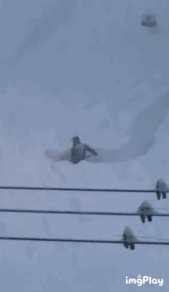 4일 일본 홋카이도 오비히로에서 주민이 눈을 치우고 있다./사진=X