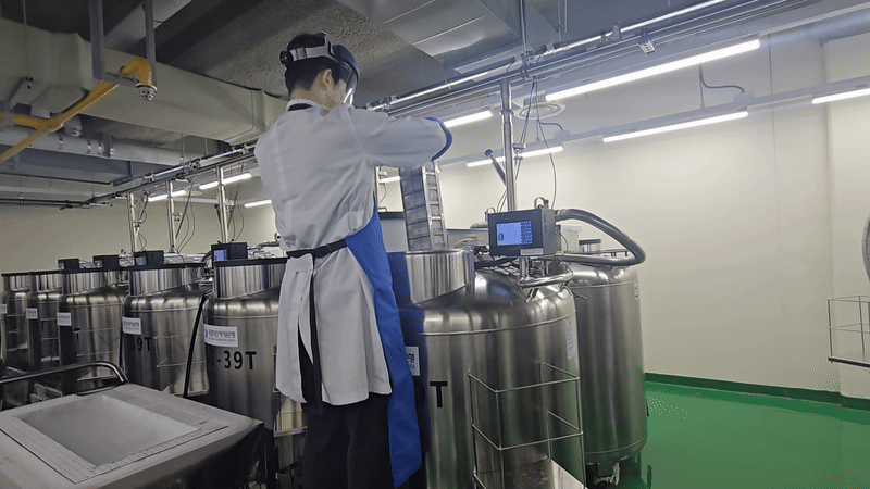  국립보건원 연구원이 1·2차 검수를 거친 검체를 액체질소냉동고에 보관하고 있다. /영상=홍효진 기자