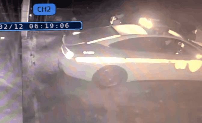 지난 12일 오전 4시40분쯤 서울 강남구 수서동 서울특별시립 여성보호센터에 침입한 차량이 차량 앞 문 손잡이를 붙잡은 경찰관을 5m가량 매단 채 속도를 내고 사라졌다. /영상=독자제공.