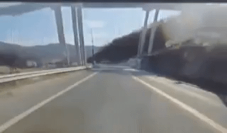 25일 오전 경기 안성시 고속도로 공사현장에서 교량이 무너지는 모습. /영상=독자제공