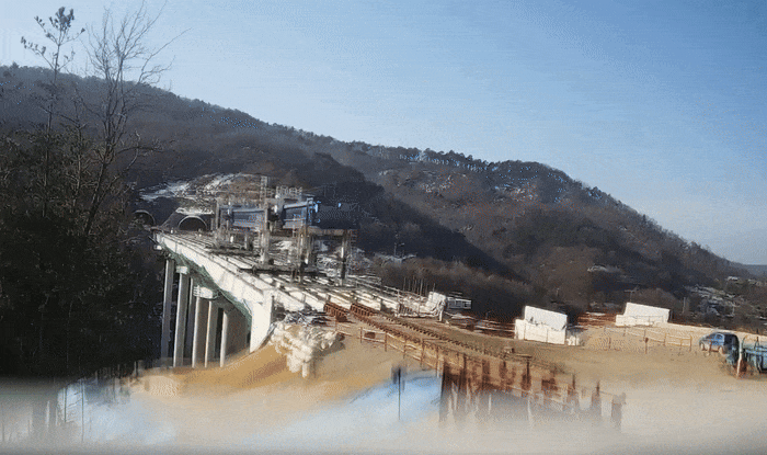 25일 오전 경기 안성 고속도로 공사현장 붕괴 모습. /사진=사고 현장 CCTV