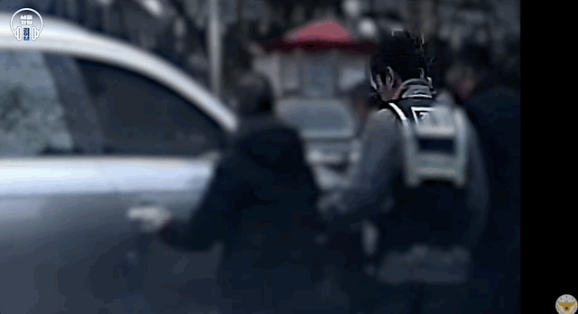 사고로 차에 깔린 노인을 경찰과 시민들이 힘을 합쳐 구조했다. /사진=유튜브 채널 대한민국 경찰청 갈무리