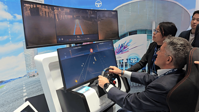 3일(현지시간)부터 나흘간 MWC 25가 열리는 스페인 바르셀로나 '피라 그란 비아' 전시장 화웨이 전시 부스에서 한 참가자가 시연에 참가했다. 이 장비는 5.5G 통신망으로 행사장에서 1만5000㎞ 떨어진 중국 둥광시 화웨이캠퍼스 내 차량과 연결돼 있다. / 사진=황국상 기자