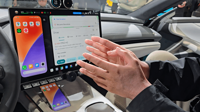 3일(현지시간)부터 나흘간 MWC 25가 열리는 스페인 바르셀로나 '피라 그란 비아' 전시장 내 샤오미 부스에 SU7 전기차가 설치됐다. 샤오미 관계자가, 샤오미 스마트폰과 샤오미 스마트홈, 그리고 SU7 차량과 연계된 시스템을 구현하는 모습이다. / 사진=황국상 기자