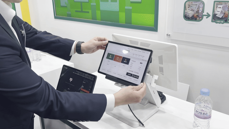 5일 서울 양재동 aT센터에서 열린 '2025 세븐일레븐 상품전시회에서 세븐일레븐 관계자가 미래형 포스기를 선보이고 있다. /영상=하수민기자. 