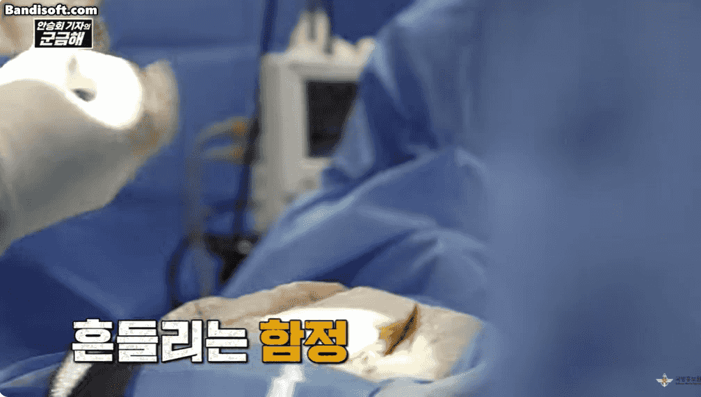 국군대전병원과 해군 1함대가 지난달 27일 진행한 합동 의무지원훈련에 이국종 국군대전병원장이 참석했다. 이 원장은 직접 메스를 잡고 의무대에 자신의 경험과 지식을 전달했다./영상=국방홍보원 KFN 유튜브 채널 캡처