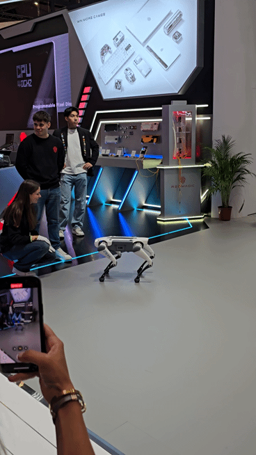 스페인 바르셀로나에서 진행된 MWC 25 전시장에서 ZTE가 만든 로봇 강아지가 사람에게 다가가 앞발을 내미는 모습 / 사진=황국상 기자