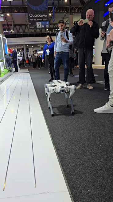 스페인 바르셀로나에서 진행된 MWC 25 행사장의 ZTE 전시관에서 로봇 강아지가 뒤로 덤블링을 하는 모습이 관람객들의 주목을 받았다. / 사진=황국상 기자