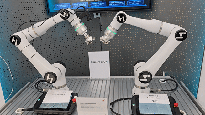 스페인 바르셀로나에서 진행된 MWC 25 화웨이 전시관에서 화웨이 클라우드로 연결된 작업 로봇이 움직이는 모습 / 사진=황국상 기자