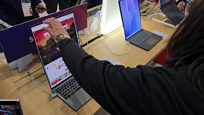 스페인 바르셀로나에서 진행된 MWC 25 전시장에서 레노버가 만든 '두번 접는 노트북' 모델이 관람객들의 눈길을 끌고 있다. 대형 화면으로 정보를 쓰거나 일반적인 스크린을 갖춘 노트북으로 쓰거나 맞은 편에 앉은 이에게 화면을 보여주면서 노트북 작업을 하는 게 가능하다./ 사진=황국상 기자