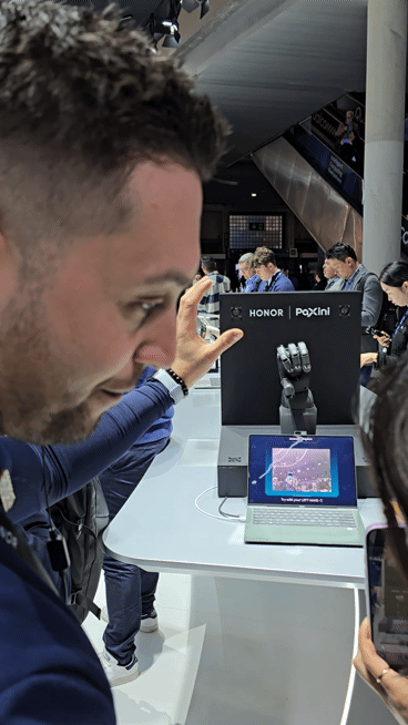 스페인 바르셀로나에서 진행된 MWC 25 아너(HONOR) 전시관에 설치된 손목 모양 로봇 / 사진=황국상 기자