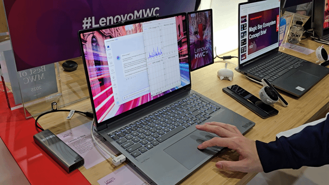 스페인 바르셀로나에서 열린 MWC 25 행사장 레노버  전시관. 탈착식 보조 스크린이 적용된 노트북을 어떻게 쓰는지 직원이 시연해보여주는 모습. / 사진=황국상 기자