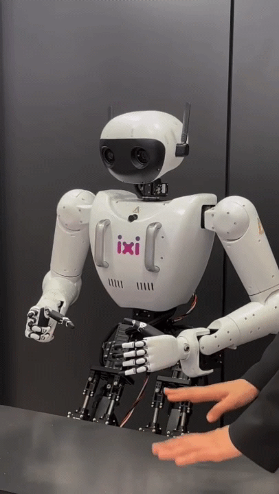 스페인 바르셀로나에서 진행된 MWC 25 전시장에서 LG유플러스의 AI에이전트 '익시오'가, 에이로봇이 만든 휴머노이드 로봇에 탑재돼 관람객과 대화를 나누며 물건을 건네는 모습. / 사진제공=LG유플러스