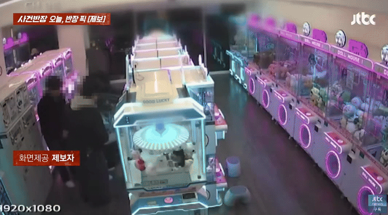무인 인형 뽑기 가게에서 남성 무리가 기계를 앞뒤로 흔들어 인형을 밖으로 빼내 훔쳐 가는 사건이 발생했다. /사진=JTBC '사건반장' 캡처 