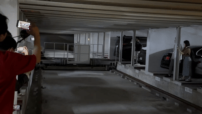  로봇이 차량 밑에서 차를 리프트까지 밀어주고 리프트 이동이 끝나면 로봇이 다시 차량을 주차할 공간으로 끌고 간다./사진=김민우 기자