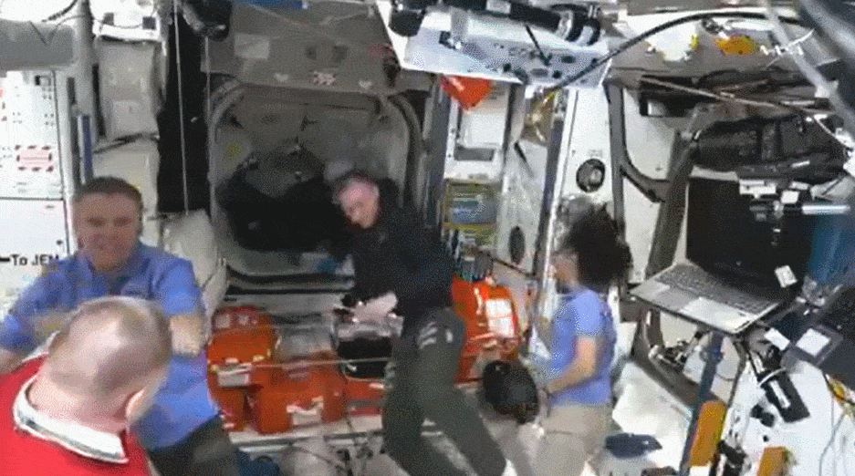 '크루-9' 지휘관 닉 헤이그가 외계인 가면을 쓴 채 '크루-10' 대원들을 맞이할 준비를 하고 있다. /사진=미 항공우주국(NASA) 생중계 갈무리