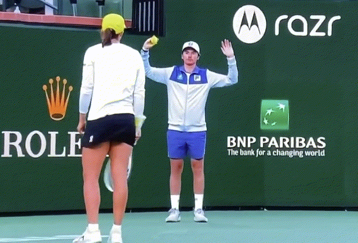 여자프로테니스(WTA) 세계 랭킹 2위 이가 시비옹테크(WTA)가 경기 중 무례한 행동을 보이며 관중들에게 야유를 받았다/영상=X(옛 트위터)