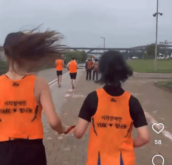 선지원씨와 8년간 호흡을 맞춰온 가이드러너 장지은씨(왼쪽)와 나란히 뛰는 지원씨(오른쪽). 6km 지점부터 그만 뛰고 싶다는 지원씨를 달래가며 완주했단다./사진=선지원씨 제공