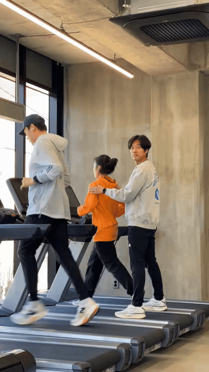 선지원씨(주황색 옷)와 신용욱 코치(맨 오른쪽)./사진=남형도 기자