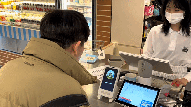 28일 서울 성동구 성수동의 GS25 성수연무장길점에서 열린 토스 팝업스토어에서 페이스페이를 이용해 결제를 진행하는 모습./사진=이창섭 기자.