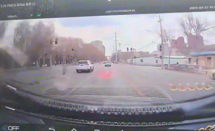 앞에서 도로를 주행 중이던 흰색 SUV 차량이 교차로를 지나갈 때 뒷바퀴로 맨홀 뚜껑을 밟았다. 이 맨홀 뚜껑은 뒤에서 달리던 차량의 운전석 앞유리에 꽂혔다/사진=더우인