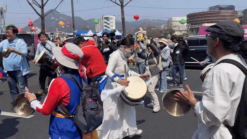 4일 오전 서울 종로구 안국역 일대에 모인 탄핵 찬성 집회 참가자들이 사물놀이를 하면서 축제 분위기를 즐기고 있다. /사진= 이지현 기자.