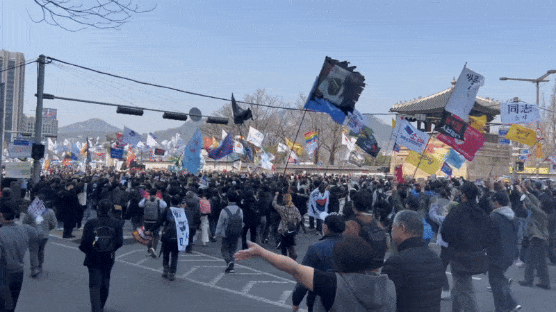4일 오전 서울 종로구 안국역 일대에 모인 탄핵 찬성 집회 참가자들이 사물놀이를 하면서 축제 분위기를 즐기고 있다. /사진= 민수정 기자.