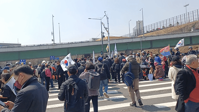 4일 오후 서울 용산구 한강진 방면으로 마련된 횡단보도를 통해 자리를 뜨는 윤 전 대통령 지지자들 모습. /사진=오석진 기자.