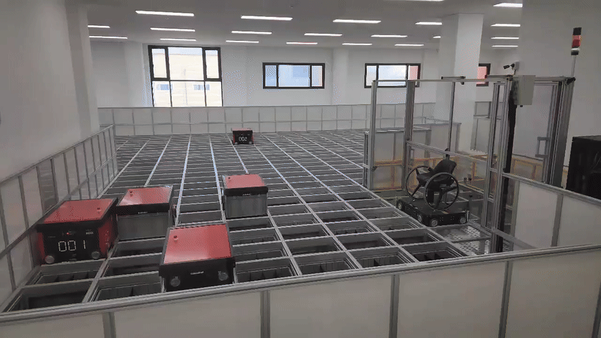 덴티스가 국내 치과 장비업체 중 최초로 도입한 '큐브자동보관반출 시스템'(Cube-ASRS)에서 로봇들이 완성된 제품을 이송하고 있다. /영상=정기종 기자