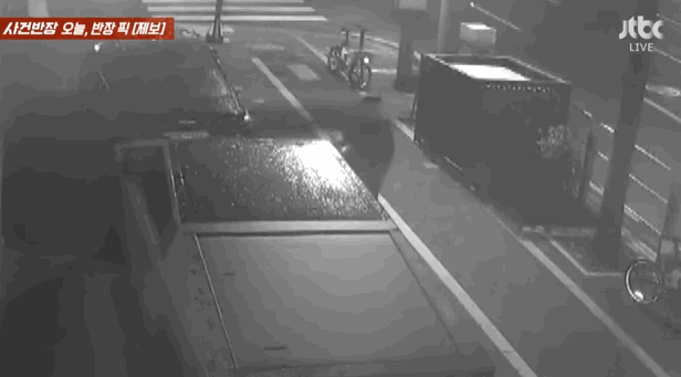 한 남성이 심야에 길거리 주차된 차량들을 발길질로 파손하는 사건이 발생했다. 경찰은 문제의 남성을 추적 중이다. /사진=JTBC '사건반장' 캡처 