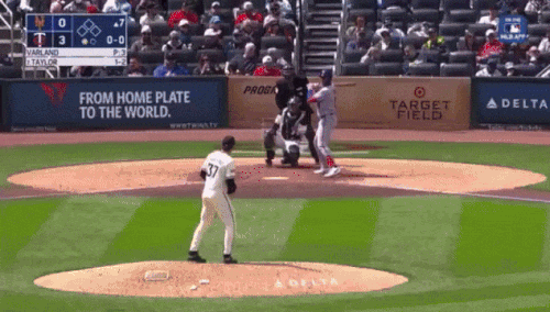 16일(현지시간) 미국 미네소타 타겟 필드에서 열린 메이저리그(MLB) 뉴욕 메츠와 미네소타 트윈스의 시리즈 마지막 경기 7회 말 1루심 헌터 웬델스테트가 뉴욕 메츠의 타자 타이론 테일러의 파울 타구에 머리를 맞아 쓰러졌다./사진=엑스(X·옛 트위터)