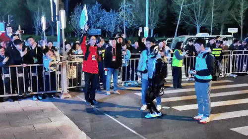 19일 중국 베이징에서 개최되는 세계 최초 휴머노이드로봇 하프 마라톤 대회에 참가하는 로봇이 리허설을 하고 있다. /영상=X