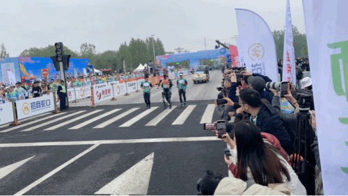 대회 에이스 톈궁울트라가 힘차게 주로를 질주하고 있다. 이날 대회엔 톈궁울트라를 포함해 총 21개팀의 로봇이 출전했다./사진=우경희 기자