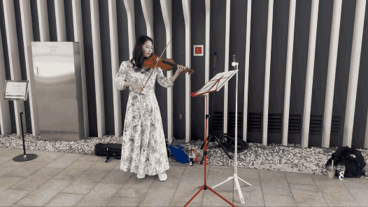 21일 오후 서울 강남구 수서동 수서역 1번 출구와 2번 출구 사이에서 '비발디 사계 중 여름 3악장'을 연주하고 있는 바이올리니스트 김빛날윤미씨./영상=민수정 기자.