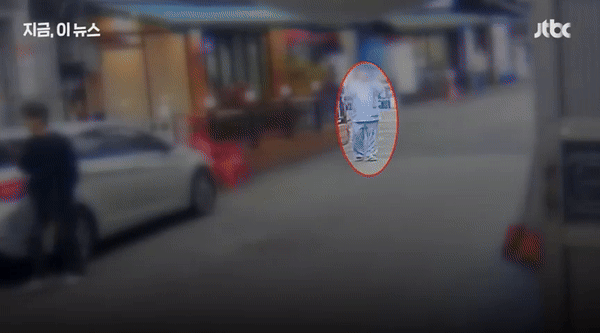 서울 강북구 미아동의 한 마트에서 60대 여성을 살해한 30대 남성이 범행 후 마트에서 나와 담배를 피우며 누군가와 통화했고, 신고를 받고 출동한 경찰이 다가오자 "담배 피우고 갈게, 기다려"라고 한 것으로 알려졌다. /영상=JTBC 뉴스 캡처