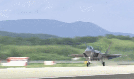 2022년  KF-21 시제 1호기가 경남 사천 소재 공군 제3훈련비행단 활주로를 이륙하고 있다. /사진=방위사업청 제공 영상 캡처