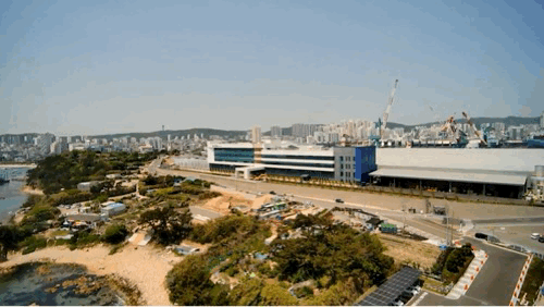 지난 13일 울산 일산항 인근 지상 표적에 폭탄 투하 드론이 가상의 폭탄(1.8ℓ 생수통)을 떨어뜨리고 있는 모습. / 영상=해군